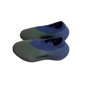 Yeezy men”s brand new size 10